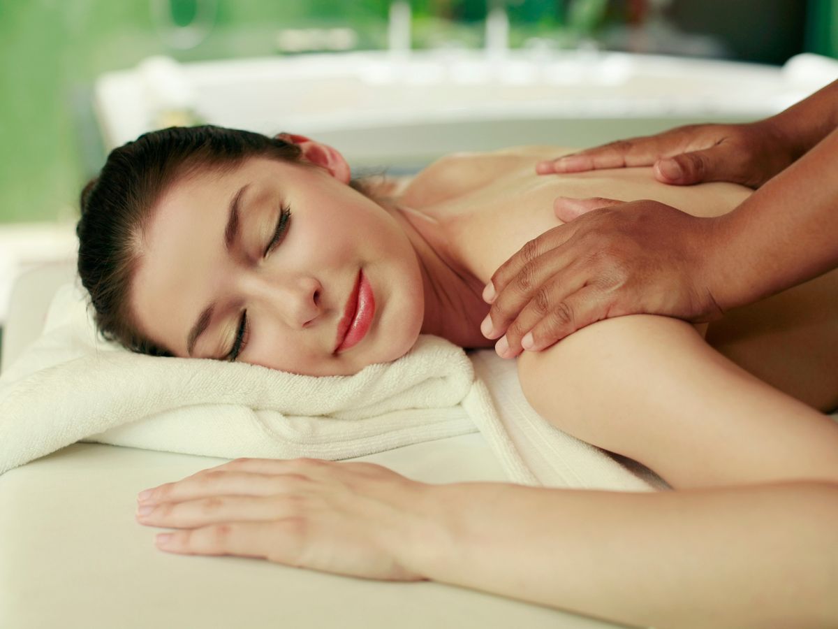 師傅為顧客按摩肩頸